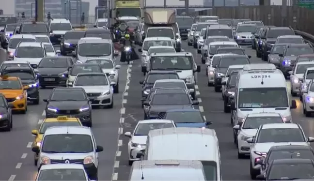 İSTANBUL'DA TRAFİK YOĞUNLUĞUNDA ÖNLENEMEYEN ARTIŞ