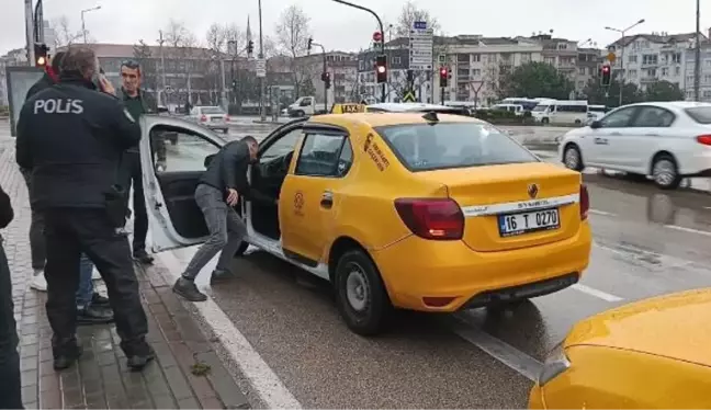 Bursa'da Taksi Şoförü Boynundan Bıçaklandı