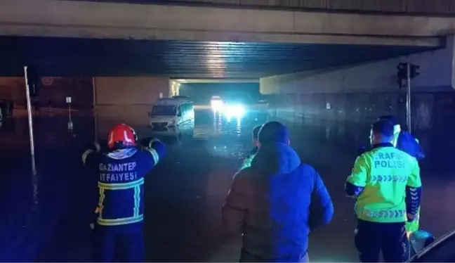 Gaziantep'te Sağanak Yağış Cadde ve Sokakları Sular Altında Bıraktı