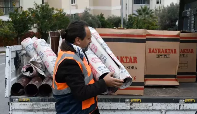 Kuşadası Belediyesi İhtiyaç Sahibi Ailelere Soba Yardımı Yapıyor