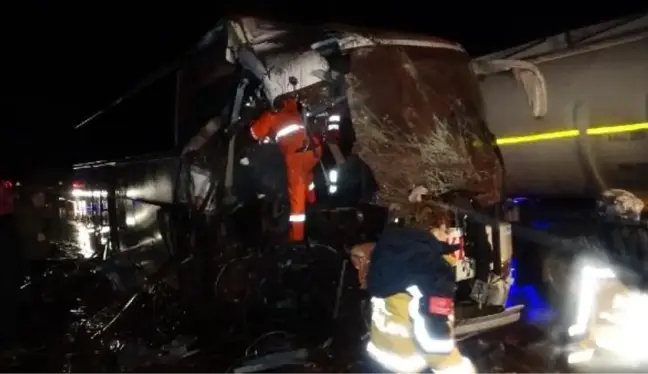 Çanakkale'de otobüsün kamyonla çarpışması sonucu 13 kişi yaralandı