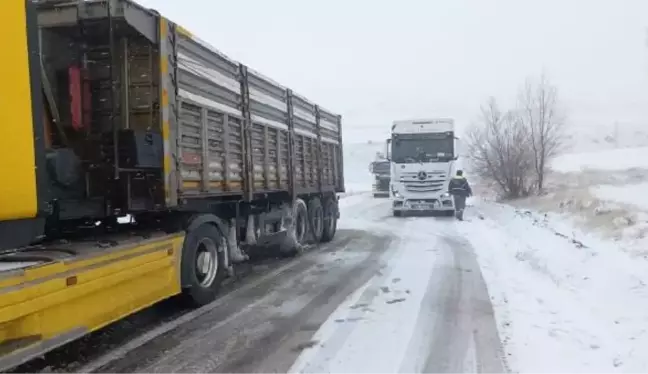 Divriği'de Kar Yağışı Nedeniyle Ağır Tonajlı Araçlar Yolda Kaldı