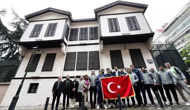 Tofaş Basketbol Takımı, Atatürk'ün doğduğu evi ziyaret etti