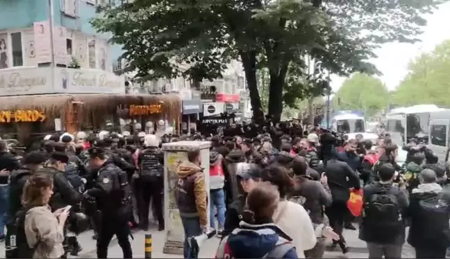 Taksim Meydanı'na yürümek isteyen gruba polis müdahalesi