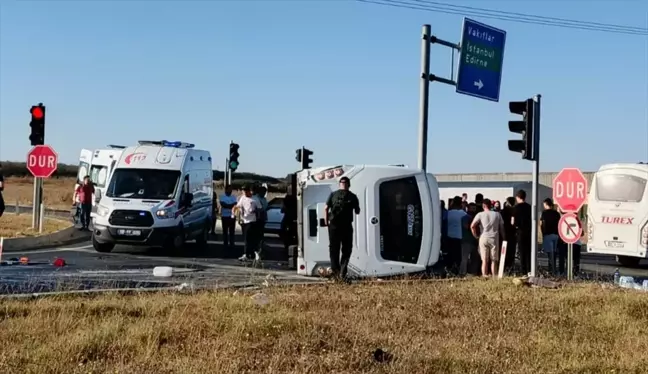 Tekirdağ'da servis midibüsü ile hafif ticari araç çarpıştı: 12 işçi yaralandı