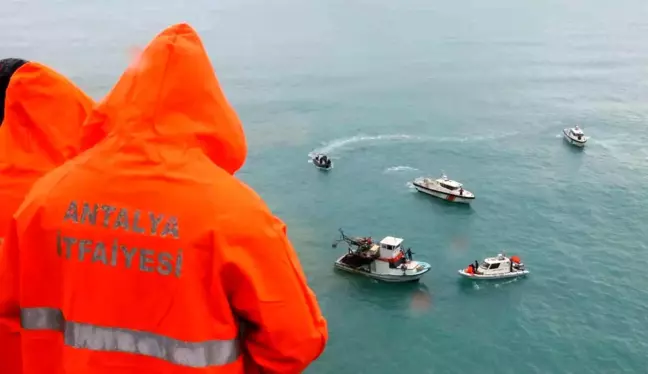 Antalya'da Falezlerden Düşen Araç İçin Arama Çalışmaları Devam Ediyor