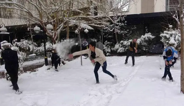 Van'da Esnaf Kar Yağışının Keyfini Kartopu Oynayarak Çıkarıyor