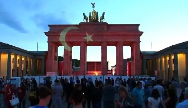 Berlin'de Brandenburg Kapısı, Türk Bayrağı Renklerine Büründü