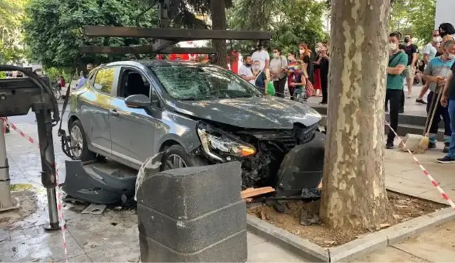 Bağdat Caddesi'nde aşırı hız yapan otomobil önce kadına sonra ağaca çarptı