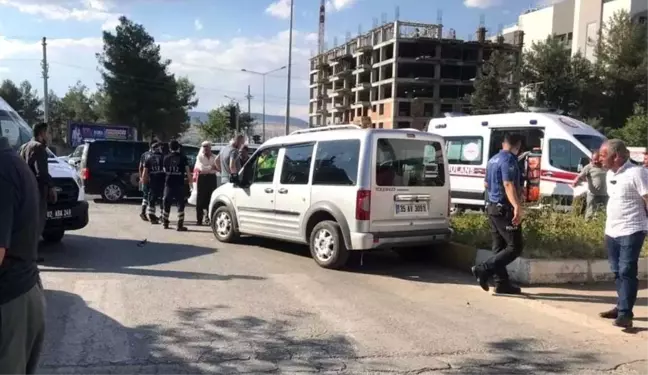Hafif ticari araçlar çarpıştı: 1 yaralı