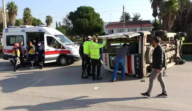 Hasta taşıyan ambulans ile hafif ticari araç çarpıştı: 4 yaralı