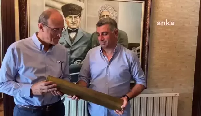 Hurşit Güneş, Kıbrıs Barış Harekatı'nda Atılan İlk Havan Topunun Kovanını Gürsel Erol'e Hediye Etti