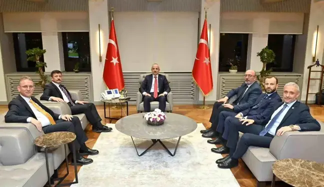 AK Parti Kütahya İl Başkanı ve Milletvekilleri Ulaştırma ve Altyapı Bakanı'nı ziyaret etti