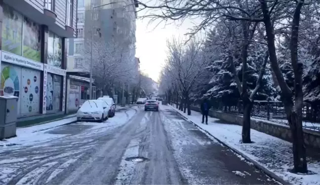 Ağrı Patnos'ta Mevsimin İlk Karı Yağdı