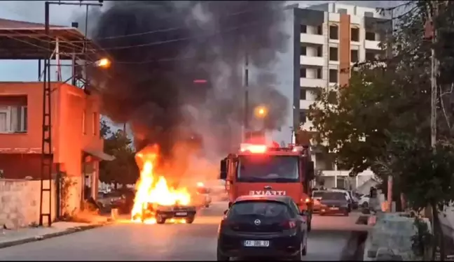 Hatay'da park halindeki otomobil alev alev yandı