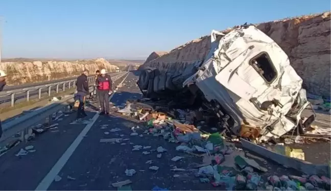 Hilvan'da temizlik malzemesi yüklü TIR devrildi
