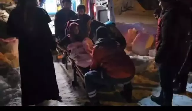 Kar ve tipi nedeniyle yolu kapalı olan hamile kadın UMKE ve sağlık ekipleri tarafından hastaneye ulaştırıldı