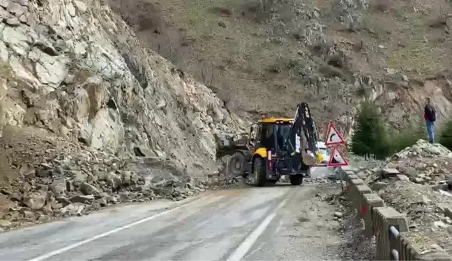 Ardahan-Ardanuç Yolu Heyelan Nedeniyle Trafiğe Kapandı