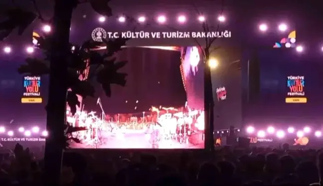 Bengü Van Kültür Yolu Festivali'nde Protesto Edildi