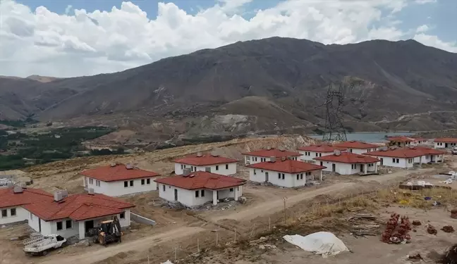 Doğanşehir ilçesinde depremden etkilenen köy evlerinin inşası devam ediyor