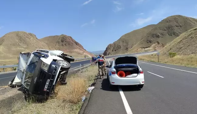 Erzurum'da canlı tavuk yüklü kamyonet devrildi, 2 kişi yaralandı