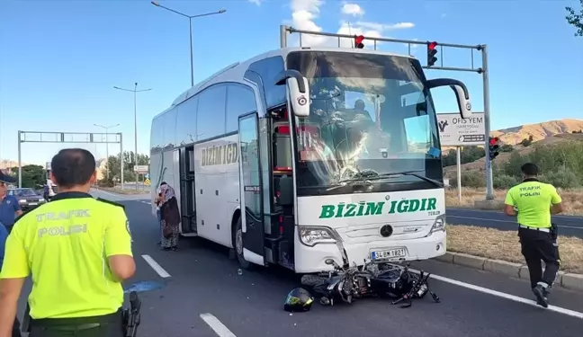 Erzincan'da yolcu otobüsü ile motosiklet çarpışması: 2 kişi ağır yaralandı