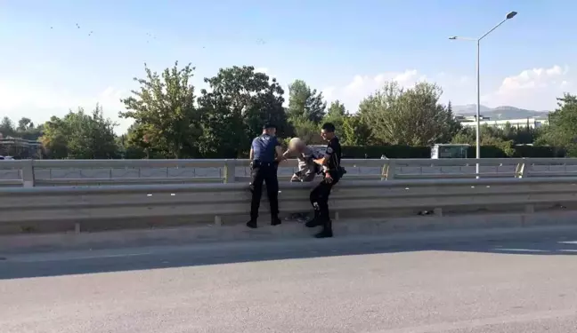 Adıyaman'da Üst Geçitten Atlamak İsteyen Şahıs Polis Tarafından Yakalandı