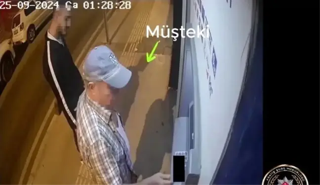 İzmir'de Yaşlı Adamın ATM'de Gasp Edilme Anı Güvenlik Kamerasında