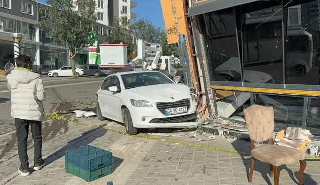 Adana'da Otomobil ve Motosiklet Kazasında 4 Yaralı