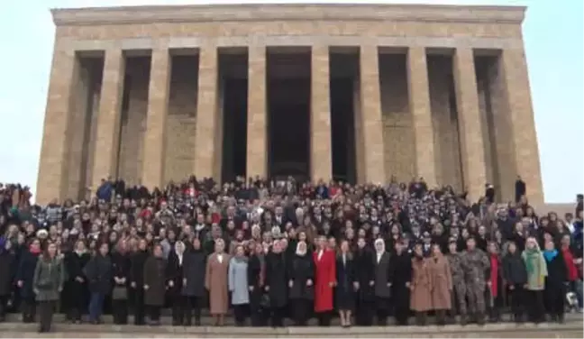 Bakan Zehra Zümrüt Selçuk, Kadınlarla Anıtkabir'i Ziyaret Etti
