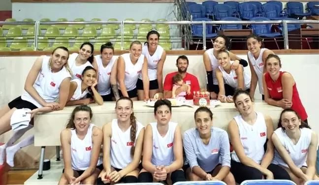 A Milli Kadın Voleybol Takımı kampa girdi