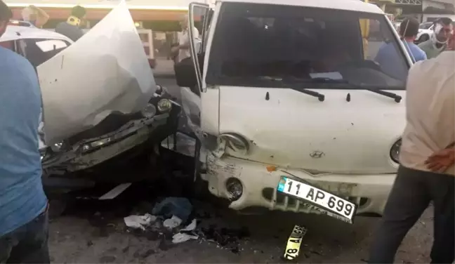 Otomobil ile kamyonet çarpıştı: 6 yaralı