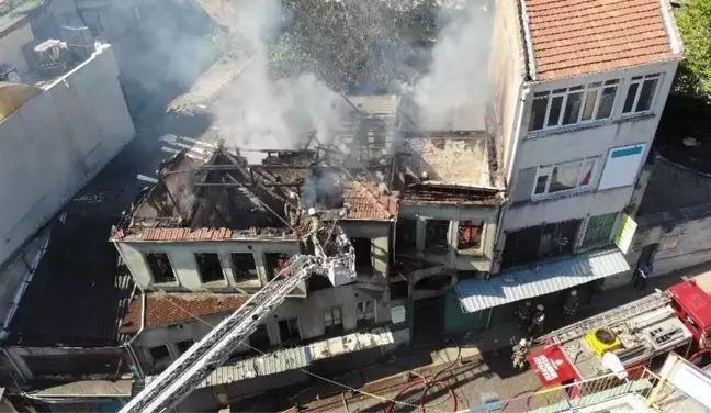 Süleymaniye Camii'nin yakınındaki metruk binada korkutan yangın