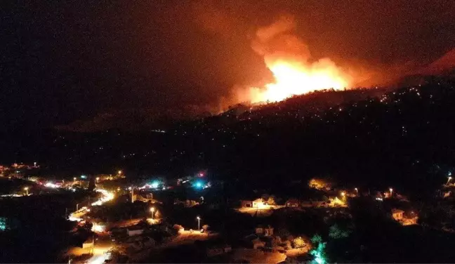 Son dakika haber... Metrelerce yükselen alevler geceyi aydınlattı