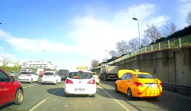 Şişli'de arıza yapan taksi kaputu açık yoluna devam etti