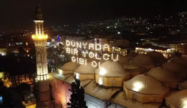 624 yıllık Ulu Cami'ye asılan Ramazan mahyası değiştirildi