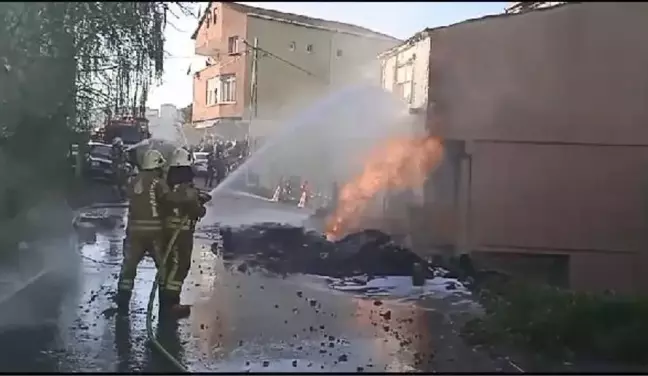 ÜSKÜDAR'DA YOL ÇALIŞMASI SIRASINDA DOĞALGAZ BORUSU PATLADI - 1