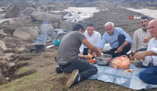 Sıcaktan bunalanlar Süphan Dağı eteklerindeki kar üzerinde piknik yaptı