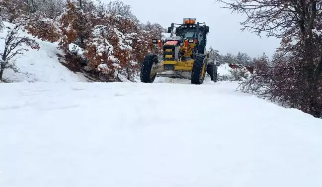 Afyonkarahisar'da Karla Mücadele Çalışmaları Aralıksız Sürüyor