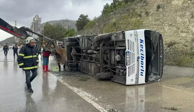 Isparta'da Midibüs Devrildi: 15 Yaralı