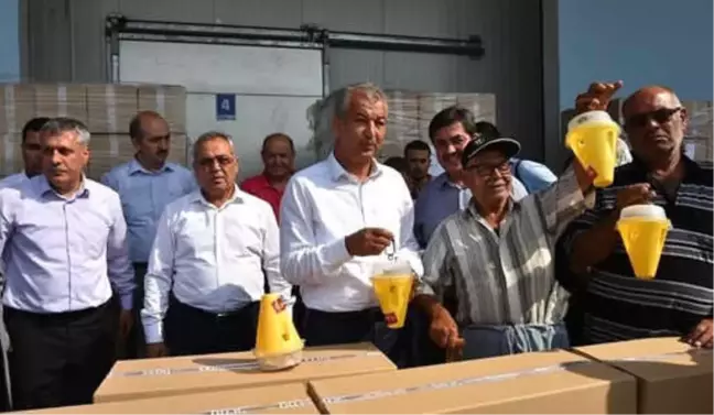 Tarsus'ta Meyve Üreticilerine Sinek Tuzağı Dağıtıldı