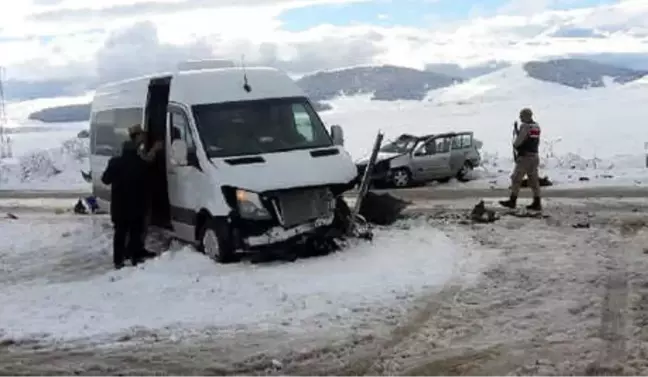 Midibüs ile Otomobil Buzlanan Yolda Çarpıştı: 8 Yaralı