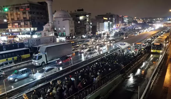 Kar etkili oluyor - Haramidere Sanayi metrobüs durağı