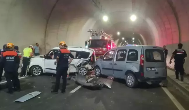 Sivas'ta Tünel İçinde Kaza: 2 Kişi Yaralandı