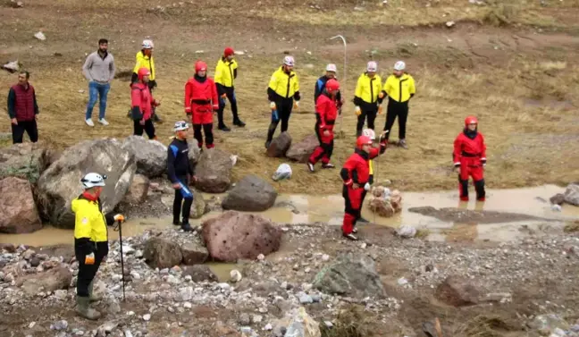 Kayseri Bünyan'da sel sularına kapılan otomobildeki kişi aranıyor