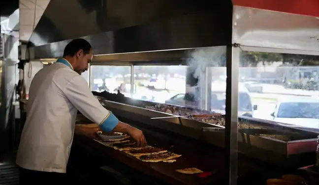 Adana'da Öğrencilere Kebap İkramı