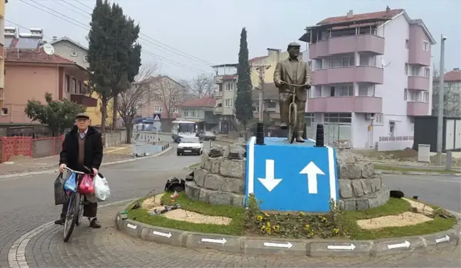 76 Yaşındaki Bisiklet Sürücüsünün Heykeli Dikildi