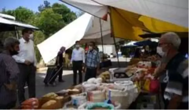 Kocaman pazarda alışveriş yapıp alınan tedbirleri denetledi