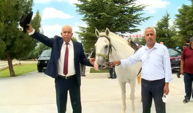 DYP'li eski Belediye Başkanı Demirel'in mezarına kıratla girdi