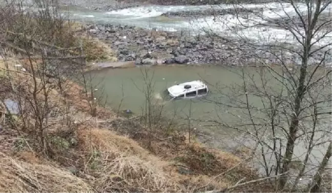 Dereye düştüğü aracının tavanında kurtarılmayı bekledi